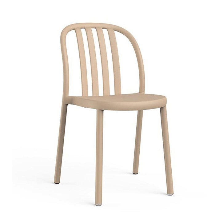 Pack de sillas para exterior fabricadas con fibra de vidrio y acabado color arena Sue Resol