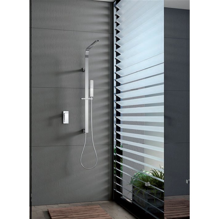 Conjunto de ducha empotrado de diseño moderno con un acabado cromado Bahamas Imex