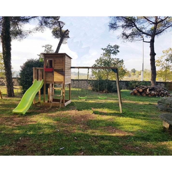 Parco giochi con casetta rialzata e doppia altalena in legno Taga L Masgames