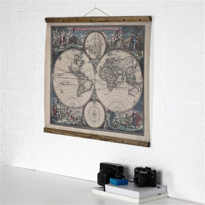 Cuadro de madera de abeto y cuero con diseño de mapamundi en acabado color crema PU Forme